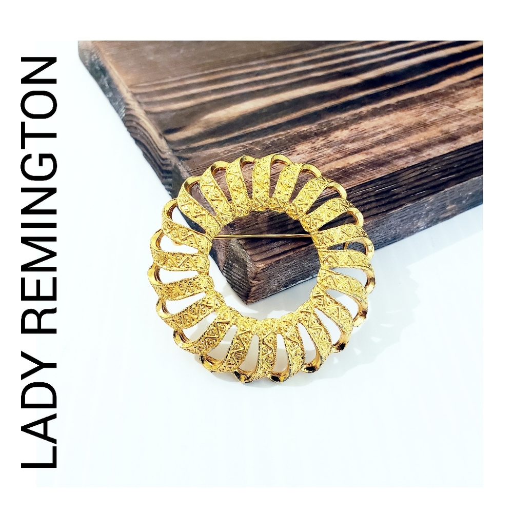 Lady Remington Circle Vintage Goldtone Brooch Signed